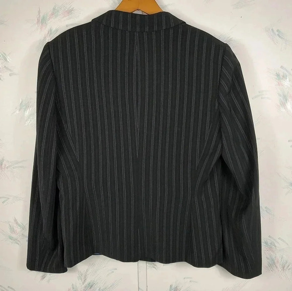 TAHARI Arthur S. Levine Black Pinstriped Blazer, Sz 12 - Picture 5 of 9